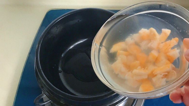 银针捞虾干,找一个石锅,把浸泡的虾干肉连同汤水一起倒入锅内,再加一点清水进去,开火煮开