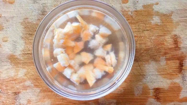 银针捞虾干,再把切好的虾干肉再次用热水浸泡