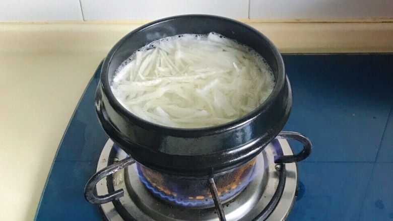 银针捞虾干,这时候把火转成中火,直至萝卜丝变软