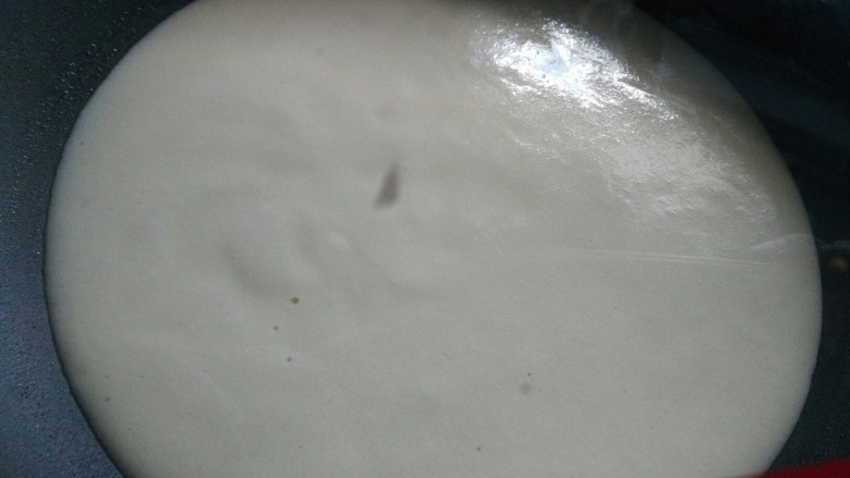 平底锅紫薯夹心蛋糕卷
宝宝辅食,平底锅刷底油倒入蛋糕糊
小火煎,盖上盖子