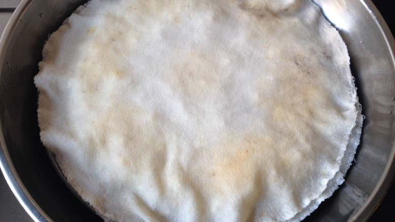温州糯米饭,再在糯米上盖上一层湿纱布,盖上锅盖,大火烧开转中火蒸25分钟左右
