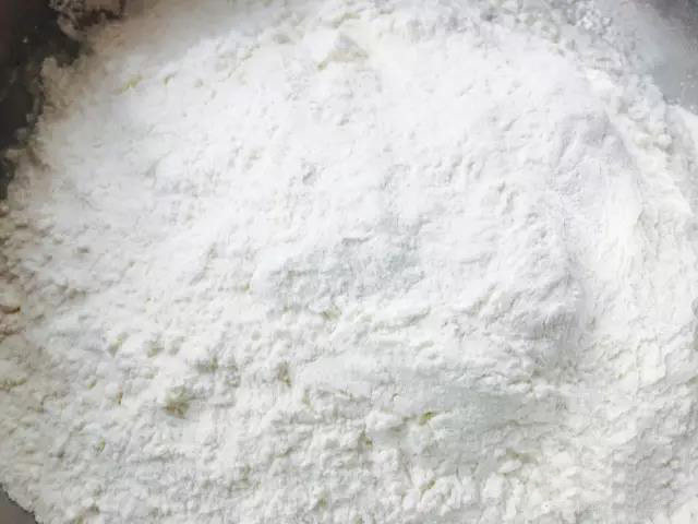 羊油饼,开始和发面
第一要点就是水,一定要用温水,水是重中之重,然后在面中加入酵母粉,慢慢的向<a style='color:red;display:inline-block;' href='/shicai/ 519'>面粉</a>中,加入适量的温水,一边加水,一边和面。