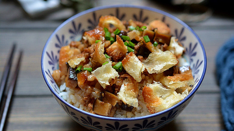 温州糯米饭,把香菇肉末汁浇在饭上,放入适量的油条丁,最后撒点葱花点缀即可