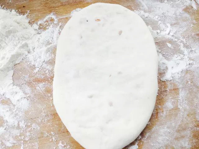 羊油饼,但是我还是把它们摊平了,你猜猜我用的是什么!,留言猜对了有赏!当然有擀面杖的还是要用专业的工具才对!要擀的挺薄才行哦!