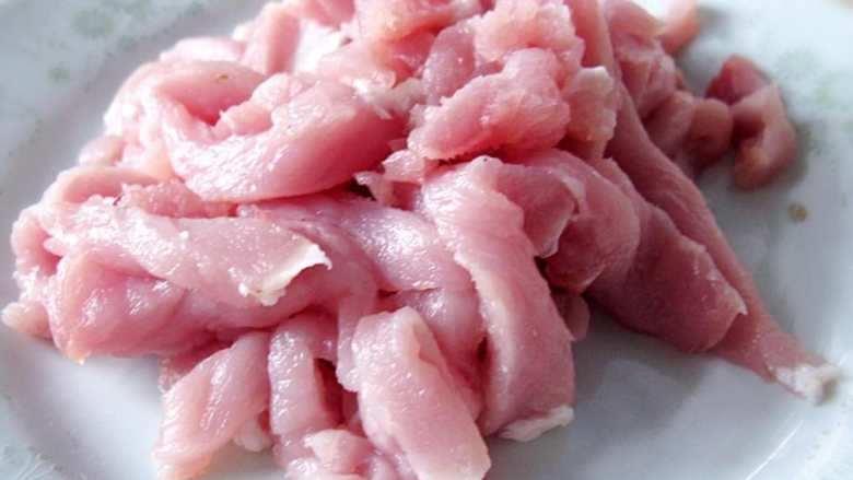 烤里脊肉夹火烧,里脊肉切薄片加入少量盐、生抽、酱油、花椒粉、香油、鸡精、玉米淀粉、葱碎和姜末拌匀,腌制30分钟以上。(做早餐用晚上睡前腌上盖保鲜膜放冰箱)