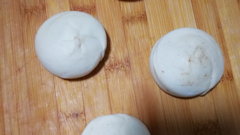 烤里脊肉夹火烧,小面团竖起来再按扁,擀成薄薄的小饼。(按此方法做完所有的饼)