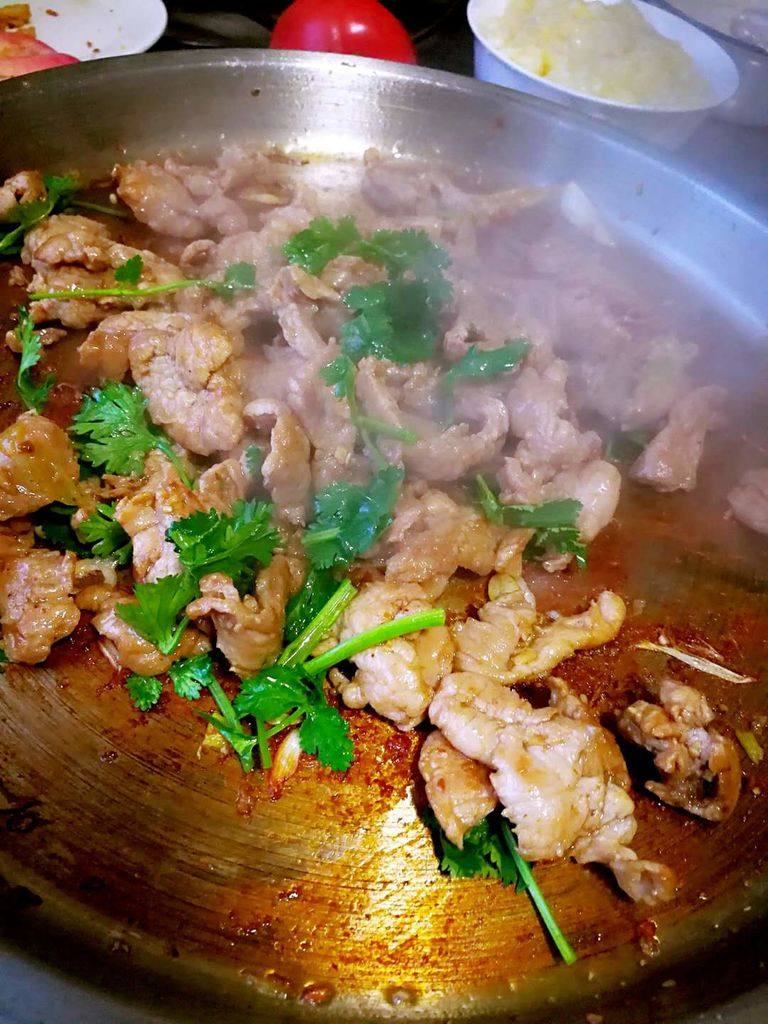烤里脊肉夹火烧,炒至肉完全变色再翻炒2分钟左右,喜欢吃孜然粉的可以加点孜然,关火后放入香菜段用余温翻炒一下。