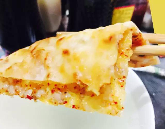 羊油饼,用筷子夹上一片刚出锅的羊油饼,香味扑面而来,咬一口外酥里嫩,香而不腻,入口即化......,哈哈实在编不下去了,开吃吧!