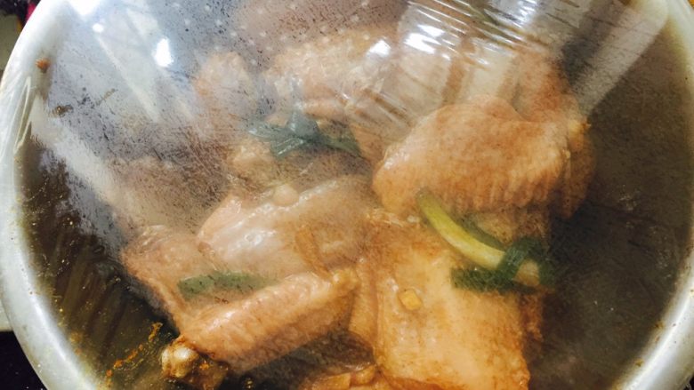 烤鸡翅,鸡翅码味后,封上保鲜膜放一夜更入味。
