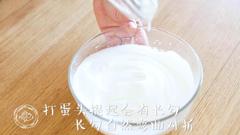 18m+红枣糕(宝宝辅食),打蛋器头提起会有长勾,长勾自然弯曲对折,这样的状态就是上面说的湿性发泡了~