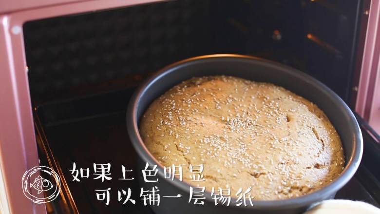 18m+红枣糕(宝宝辅食),取出来观察一下,如果上色明显可以铺一层锡纸,再继续放进去烤30分钟;如果上色一般就不用铺,跟我同款的烤箱不用铺哈~加起来烤的时间是50分钟左右~