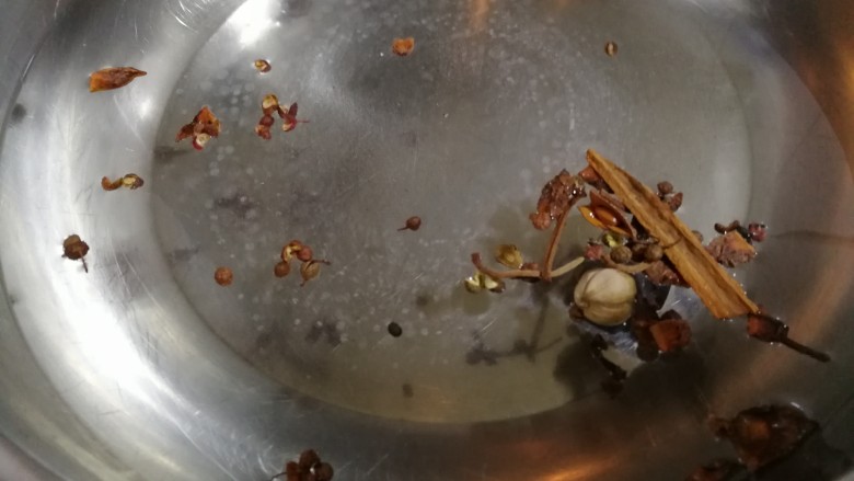 麻油滚蛋,锅内放入清水大火烧开,先将调料放入,