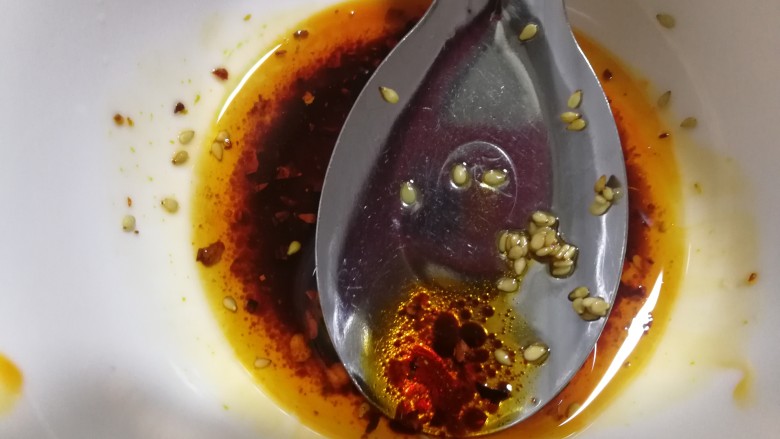 麻油滚蛋,再加少许的芝麻粒,将他们拌匀。