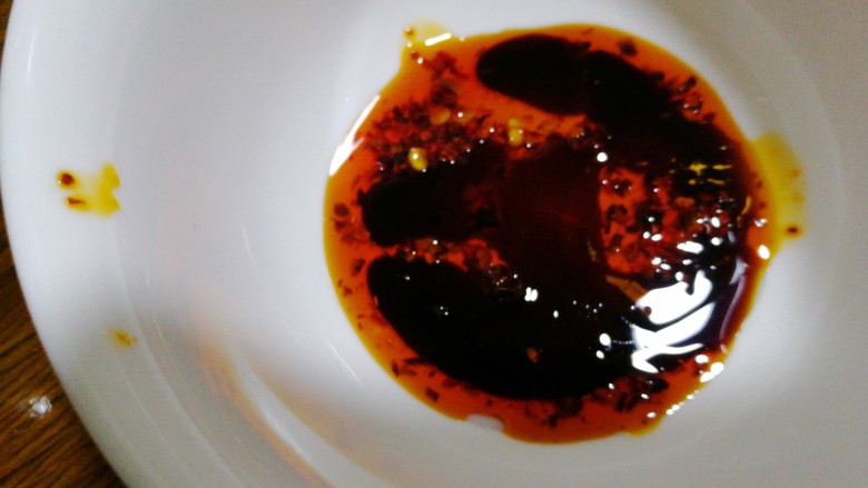 麻油滚蛋,适量<a style='color:red;display:inline-block;' href='/shicai/ 692'>酱油</a>,根据你自己的口味放。