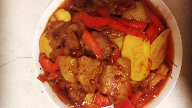 回锅肉,强烈建议大家一定要事先尝一下才加生抽。豆瓣酱都是带咸味的，如果你豆瓣放多了再加生抽会特别咸。如果味道够了可以不加。