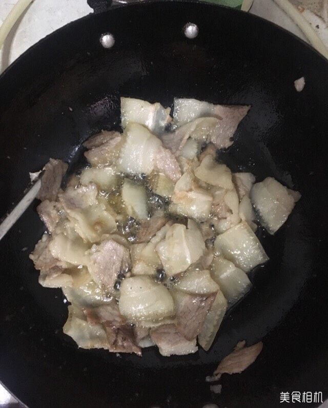 回锅肉,热锅倒油，这个油稍微多一点，不然后面加菜进去会糊。肉要多炒一会。有点卷的时候放入豆瓣酱，白砂糖，翻炒均匀的时候放入土豆和红椒。炒熟以后可适当加入一点<a style='color:red;display:inline-block;' href='/shicai/ 788'>生抽</a>即可出锅。