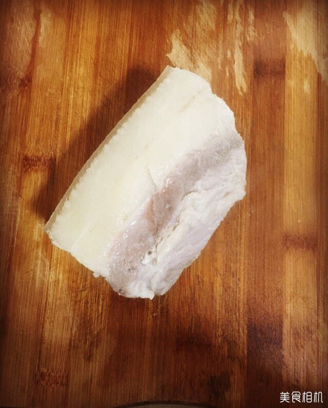 回锅肉,<a style='color:red;display:inline-block;' href='/shicai/ 414'>猪肉</a>用水煮，<a style='color:red;display:inline-block;' href='/shicai/ 2800'>生姜</a>拍破连同<a style='color:red;display:inline-block;' href='/shicai/ 700'>花椒</a>一起加进去可去腥。可适当加一点盐，这样煮出来的肉更好吃。