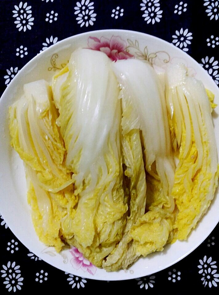 侗乡酸白菜,四天过去,酸白菜已经好了,吃多少拿多少,用水冲后拧干。