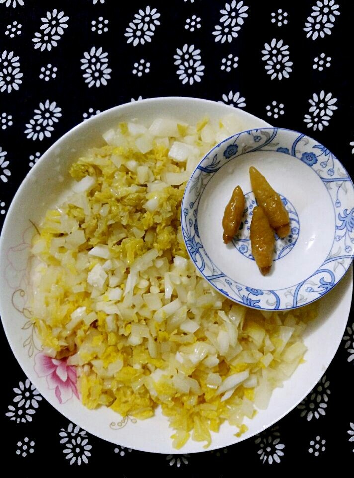 侗乡酸白菜,白菜剁碎,加几颗泡山椒,也剁细。