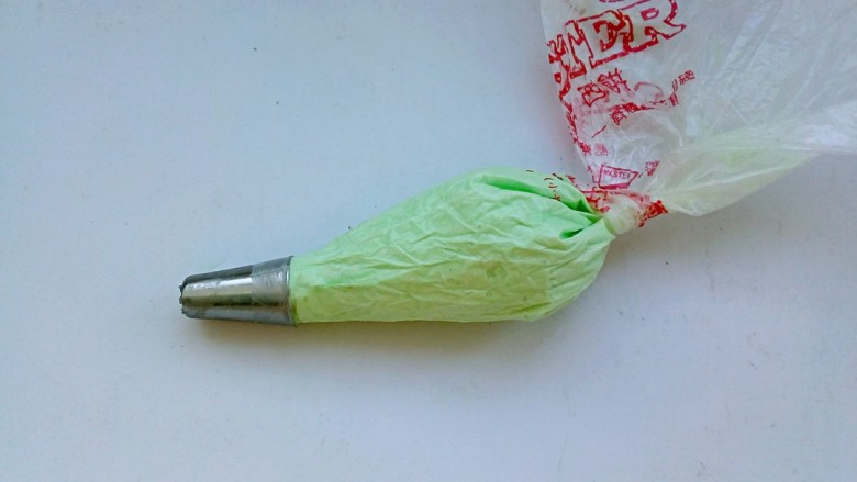 芝士转印圣诞蛋糕,去少许淡奶油加入斑斓香精调匀,放入裱花袋。