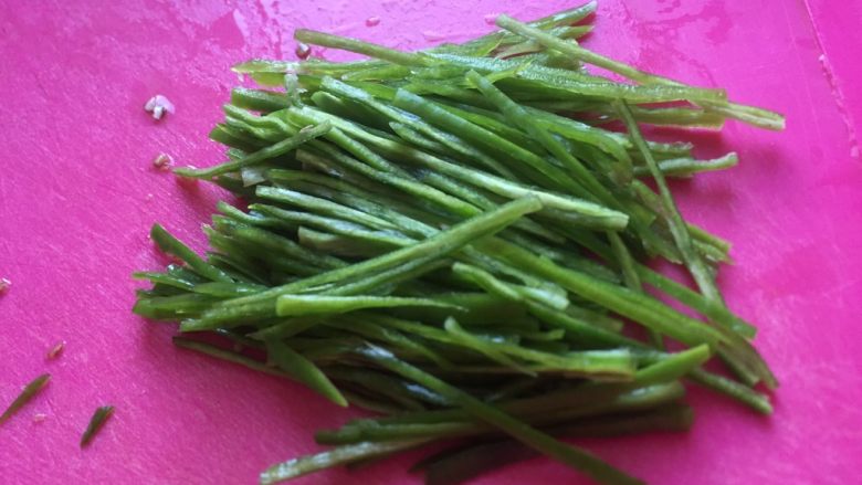 挑战荤菜~杭椒炒肉丝,切成细细的丝。