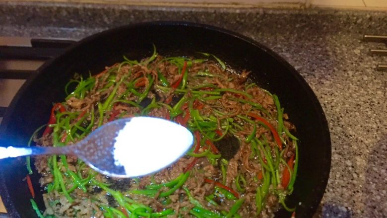 挑战荤菜~杭椒炒肉丝,加入少许三克盐。