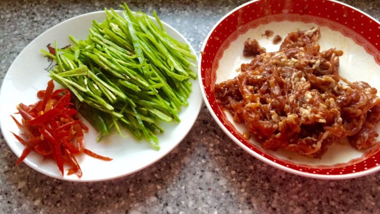 挑战荤菜～杭椒炒肉丝,杭椒丝，红椒丝装盘备用，肉丝加入适量盐，<a style='color:red;display:inline-block;' href='/shicai/ 692'>酱油</a>，<a style='color:red;display:inline-block;' href='/shicai/ 8780'>红薯粉</a>注册均匀。