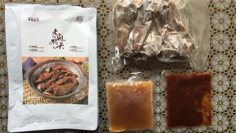 干锅土豆鸭头,我用的是食光社老卤鸭头,这样节省时间,自己卤的话得好久呢。拆开包装里面有1包鸭头、1包干锅香酱,还有1包火锅香酱可以用来涮火锅哦;