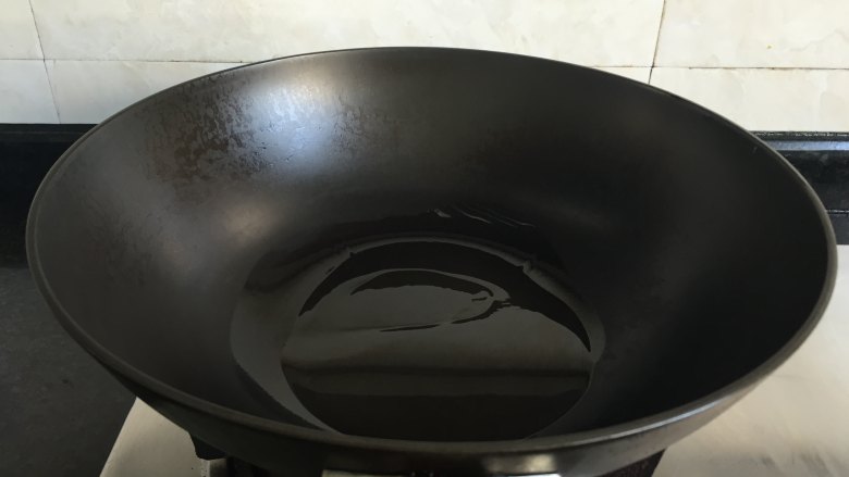 干锅土豆鸭头,锅热后倒入适量食用油;