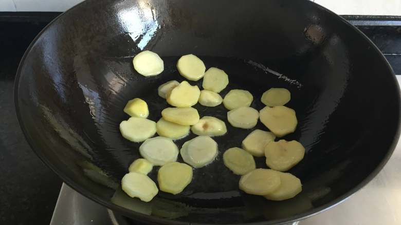 干锅土豆鸭头,倒入土豆片翻炒一会儿;
