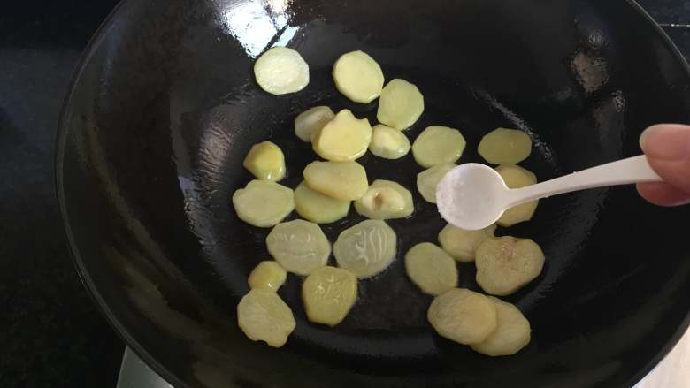 干锅土豆鸭头,加入适量盐调味;