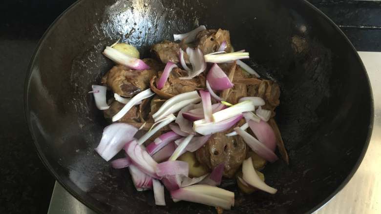 干锅土豆鸭头,汤汁快干的时候撒入洋葱翻炒熟出锅,撒上适量葱花点缀即可;
