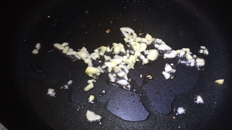 糖醋藕片,锅中倒油，放入蒜末爆香