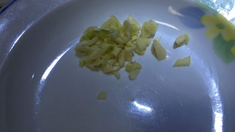 糖醋藕片,拳头切成末