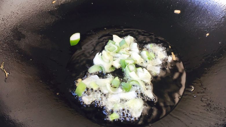 什锦炒米饭,热锅凉油放入葱花,煸炒出香味。