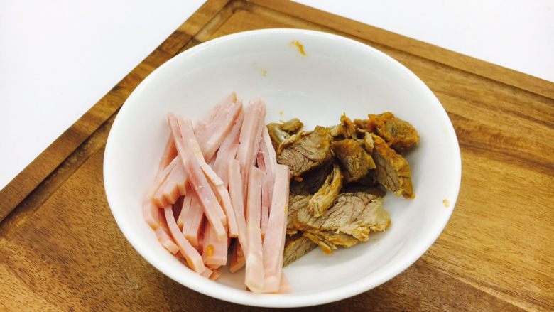 什锦炒米饭,把火腿切丝,酱牛肉切片。