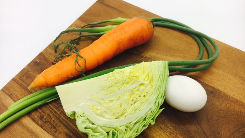 什锦炒米饭,准备一些蔬菜,家里有什么蔬菜就用什么蔬菜。