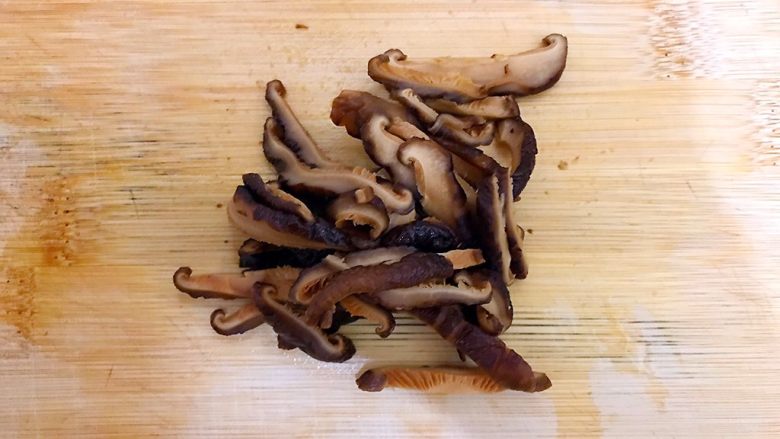 杭帮菜系列之香菇肉糜炖蛋,泡发好的香菇去蒂,洗净,挤干水分,先切成丝