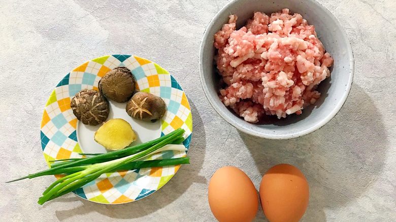 杭帮菜系列之香菇肉糜炖蛋,首先我们准备好所有食材
我这里偷懒了,猪肉是买的时候就请店铺绞好的,如果你喜欢的话你也可以自己剁