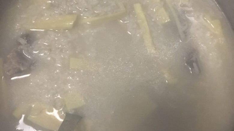 滋养淮山脊骨粥,下淮山,再熬15分钟,完成