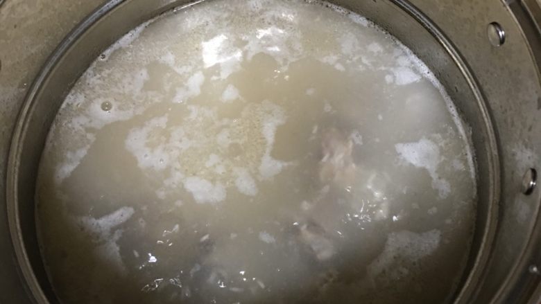 滋养淮山脊骨粥,把骨头放进锅里煲,大约半小时,汤变成奶白色