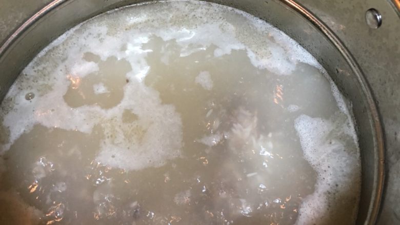 滋养淮山脊骨粥,加进提前泡好的米,煮15分钟