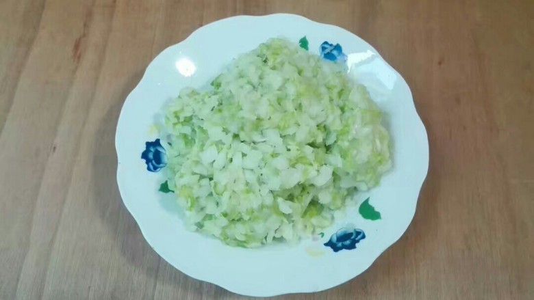 厨房挑战+荤菜+白荠菜猪肉大馄饨,用手挤干水分,大白菜的汁留着搅拌肉馅