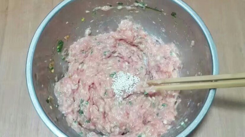 厨房挑战+荤菜+白荠菜猪肉大馄饨,顺时针搅拌均匀至有黏性,放<a style='color:red;display:inline-block;' href='/shicai/ 756'><a style='color:red;display:inline-block;' href='/shicai/ 756'>鸡精</a></a>