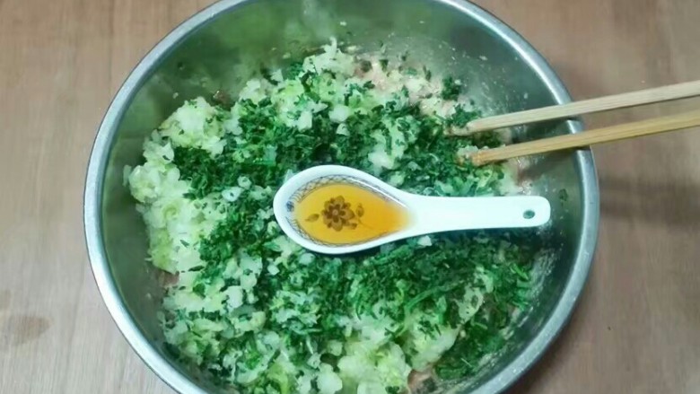 厨房挑战+荤菜+白荠菜猪肉大馄饨,放进大白菜韭菜,放麻油