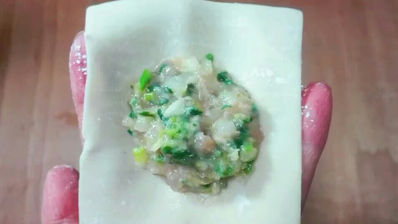 厨房挑战+荤菜+白荠菜猪肉大馄饨,取一张大<a style='color:red;display:inline-block;' href='/shicai/ 4453'>馄饨皮</a>,放适量馅