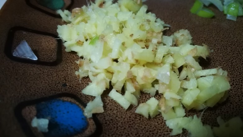 厨房挑战+荤菜~肉饼子蒸蛋,姜切成末