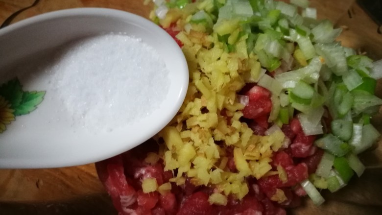 厨房挑战+荤菜~肉饼子蒸蛋,加入适量盐