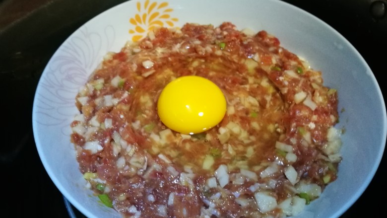厨房挑战+荤菜~肉饼子蒸蛋,将鸡蛋打入肉馅中央 入锅蒸制一刻钟左右