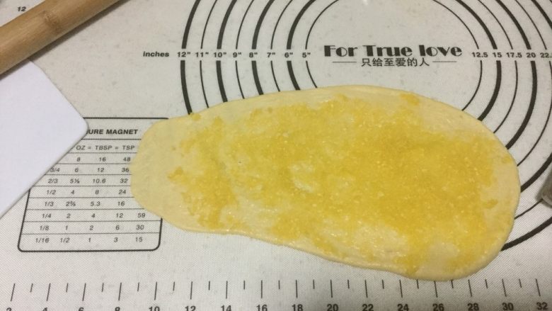 中种椰香老面包&红豆面包,把另一团面平均分成6份,擀成牛舌状,稍微宽一点,均匀的涂上椰蓉陷